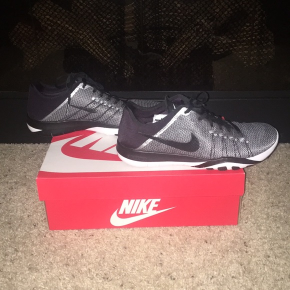 ??Nike Free TR 6 PRT, 8.5. Color: White Black ?? ??Nike Free TR 6 PRT, 8.5. Color: White Black ??